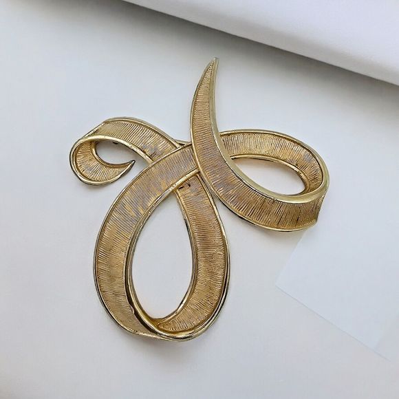 Crown Trifari Ribbon Brooch Vtg Swirl Loop Textured Gold Tone Estate Jewelry Pin - Picture 2 of 9